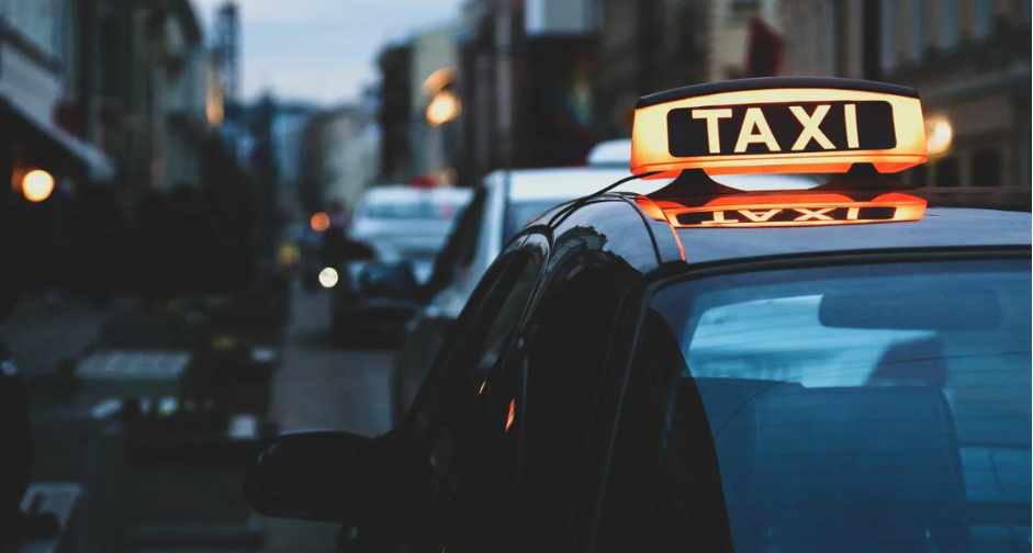 Меры безопасности для водителя такси при работе в ночное время?