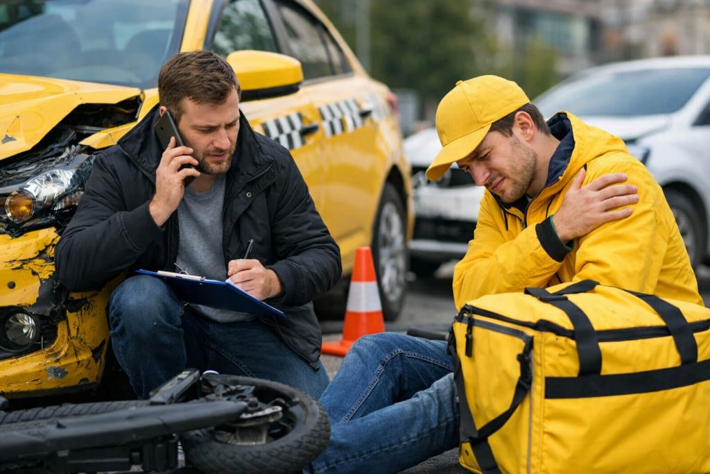 Авария на смене: четкий план действий для водителя такси и курьера